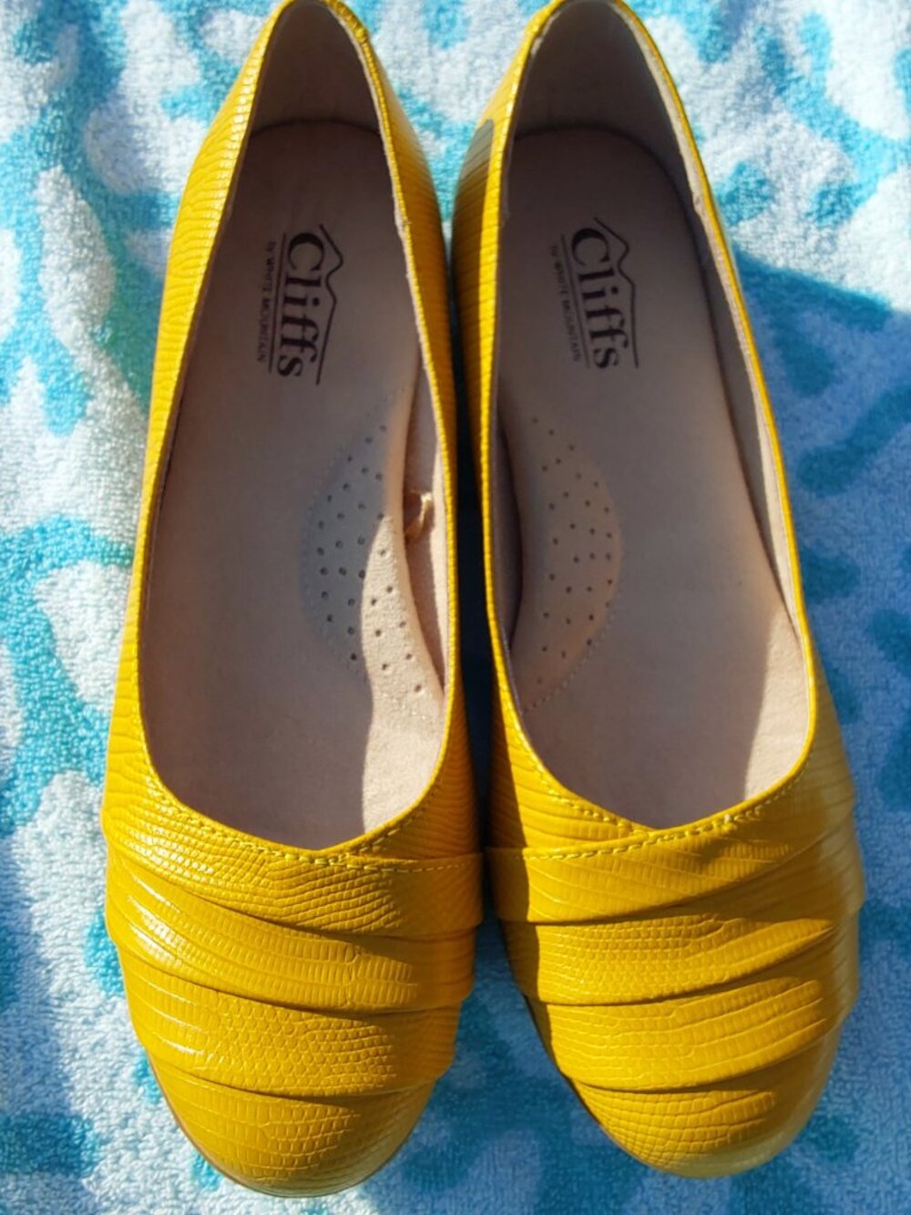 BRAND NEW CLIFFS BY WHITE MOUNTAIN BRIGHT YELLOW SHOES